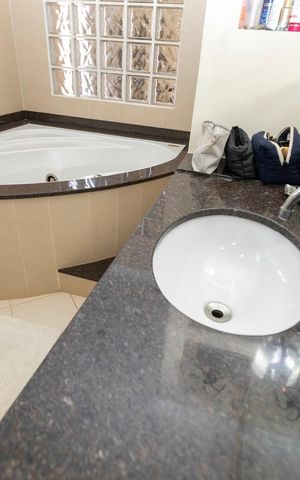 Casa de condomínio à venda com 190m², 3 quartos e 4 vagasBanheiro Suíte