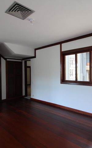 Casa à venda com 412m², 5 quartos e 3 vagasSala