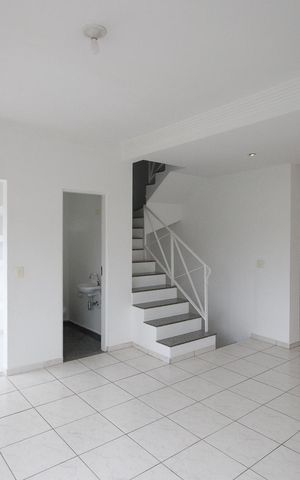 Casa à venda com 110m², 3 quartos e 2 vagas Casa à venda com 110m², 3 quartos e 2 vagasSala