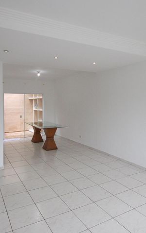 Casa à venda com 110m², 3 quartos e 2 vagas Casa à venda com 110m², 3 quartos e 2 vagasSala