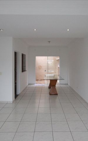 Casa à venda com 110m², 3 quartos e 2 vagas Casa à venda com 110m², 3 quartos e 2 vagasSala