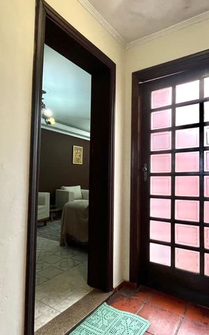 Casa à venda com 252m², 5 quartos e 3 vagas Casa à venda com 252m², 5 quartos e 3 vagasEntrada