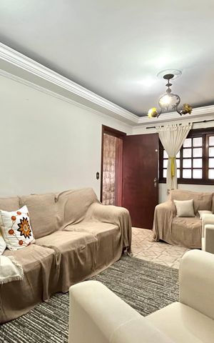 Casa à venda com 252m², 5 quartos e 3 vagas Casa à venda com 252m², 5 quartos e 3 vagasSala