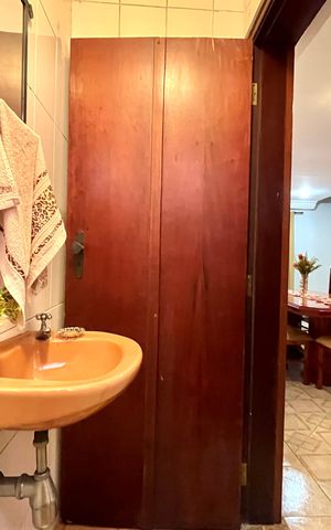 Casa à venda com 252m², 5 quartos e 3 vagas Casa à venda com 252m², 5 quartos e 3 vagasLavabo
