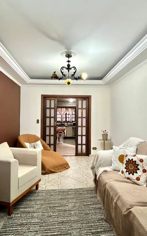 Casa à venda com 252m², 5 quartos e 3 vagas Casa à venda com 252m², 5 quartos e 3 vagasSala