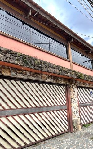 Casa à venda com 252m², 5 quartos e 3 vagas Casa à venda com 252m², 5 quartos e 3 vagasFachada