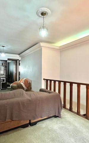Casa à venda com 252m², 5 quartos e 3 vagas Casa à venda com 252m², 5 quartos e 3 vagasSala de TV