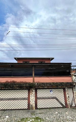 Casa à venda com 252m², 5 quartos e 3 vagas Casa à venda com 252m², 5 quartos e 3 vagasFachada