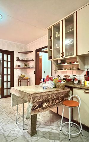 Casa à venda com 252m², 5 quartos e 3 vagas Casa à venda com 252m², 5 quartos e 3 vagasCozinha