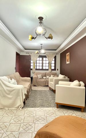 Casa à venda com 252m², 5 quartos e 3 vagas Casa à venda com 252m², 5 quartos e 3 vagasSala