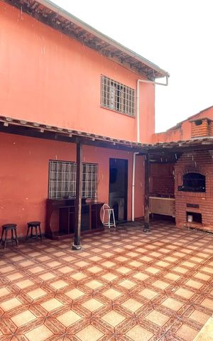 Casa à venda com 252m², 5 quartos e 3 vagas Casa à venda com 252m², 5 quartos e 3 vagasQuintal
