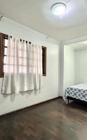 Casa à venda com 252m², 5 quartos e 3 vagas Casa à venda com 252m², 5 quartos e 3 vagasQuarto 4