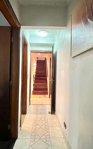 Casa à venda com 252m², 5 quartos e 3 vagas Casa à venda com 252m², 5 quartos e 3 vagasCorredor