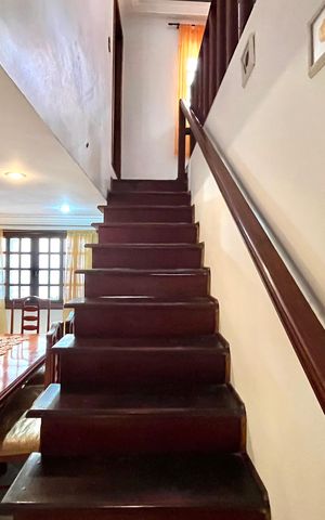 Casa à venda com 252m², 5 quartos e 3 vagas Casa à venda com 252m², 5 quartos e 3 vagasEscada