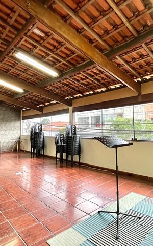 Casa à venda com 252m², 5 quartos e 3 vagas Casa à venda com 252m², 5 quartos e 3 vagasVaranda Sala