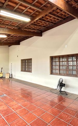 Casa à venda com 252m², 5 quartos e 3 vagas Casa à venda com 252m², 5 quartos e 3 vagasVaranda Sala