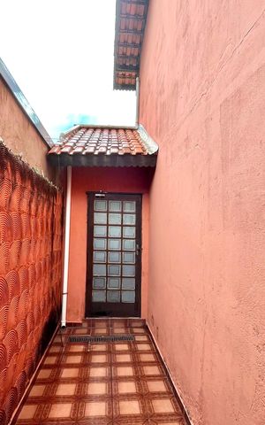 Casa à venda com 252m², 5 quartos e 3 vagas Casa à venda com 252m², 5 quartos e 3 vagasÁrea externa