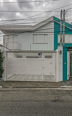 Casa à venda com 140m², 2 quartos e 2 vagas Casa à venda com 140m², 2 quartos e 2 vagasfachada