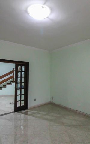 Casa à venda com 171m², 4 quartos e 6 vagas Casa à venda com 171m², 4 quartos e 6 vagasSala
