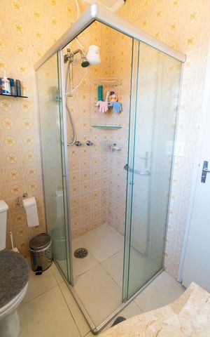 Casa à venda com 100m², 2 quartos e 2 vagas Casa à venda com 100m², 2 quartos e 2 vagasBanheiro Detalhe