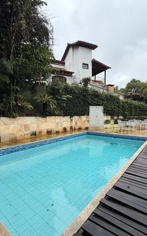 Casa à venda com 1200m², 4 quartos e 3 vagas Casa à venda com 1200m², 4 quartos e 3 vagasQuintal - Piscina