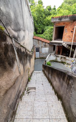 Casa à venda com 323m², 3 quartos e 2 vagas Casa à venda com 323m², 3 quartos e 2 vagasEscada