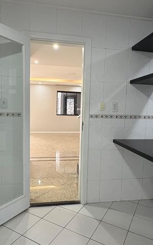 Casa para alugar com 260m², 4 quartos e 3 vagas Casa para alugar com 260m², 4 quartos e 3 vagasCozinha