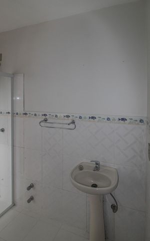 Casa de condomínio para alugar com 100m², 3 quartos e 2 vagas Casa de condomínio para alugar com 100m², 3 quartos e 2 vagasBanheiro da Suíte