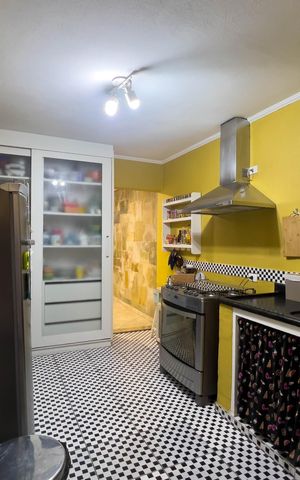 Casa à venda com 180m², 2 quartos e 2 vagas Casa à venda com 180m², 2 quartos e 2 vagasCozinha