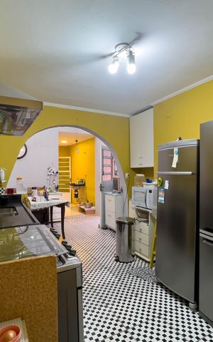 Casa à venda com 180m², 2 quartos e 2 vagas Casa à venda com 180m², 2 quartos e 2 vagasCozinha
