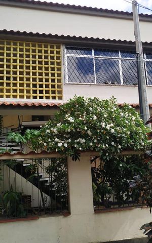 Casa à venda com 200m², 5 quartos e 3 vagas Casa à venda com 200m², 5 quartos e 3 vagasFachada