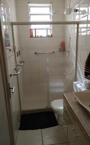 Casa à venda com 200m², 5 quartos e 3 vagas Casa à venda com 200m², 5 quartos e 3 vagasBanheiro 1 Casa 2