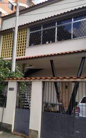 Casa à venda com 200m², 5 quartos e 3 vagas Casa à venda com 200m², 5 quartos e 3 vagasFachada