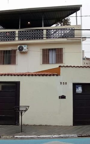 Casa à venda com 220m², 3 quartos e 3 vagas Casa à venda com 220m², 3 quartos e 3 vagasFachada