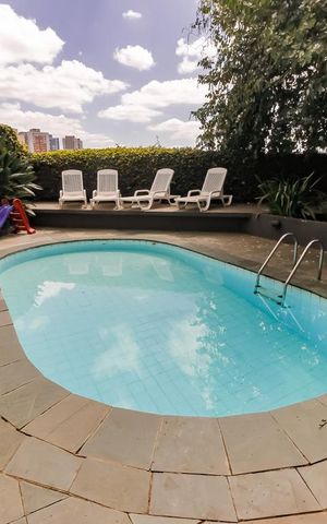 Casa à venda com 700m², 3 quartos e 6 vagas Casa à venda com 700m², 3 quartos e 6 vagasPiscina