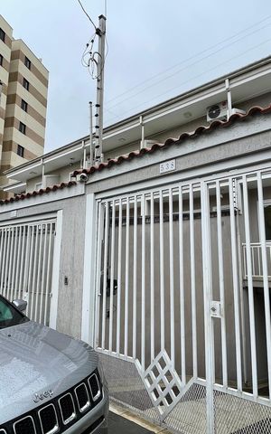 Casa à venda com 170m², 3 quartos e 6 vagas Casa à venda com 170m², 3 quartos e 6 vagasFachada