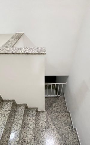 Casa à venda com 170m², 3 quartos e 6 vagas Casa à venda com 170m², 3 quartos e 6 vagasEscadas
