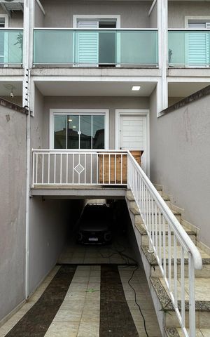Casa à venda com 170m², 3 quartos e 6 vagas Casa à venda com 170m², 3 quartos e 6 vagasFachada