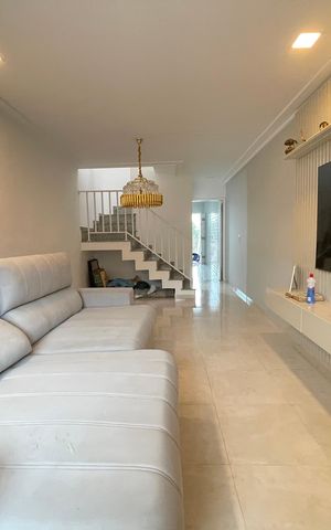 Casa à venda com 170m², 3 quartos e 6 vagas Casa à venda com 170m², 3 quartos e 6 vagasSala