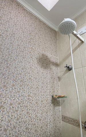 Casa à venda com 170m², 3 quartos e 6 vagas Casa à venda com 170m², 3 quartos e 6 vagasBanheiro social