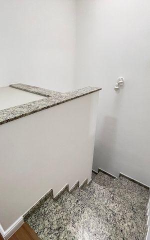 Casa à venda com 170m², 3 quartos e 6 vagas Casa à venda com 170m², 3 quartos e 6 vagasEscadas
