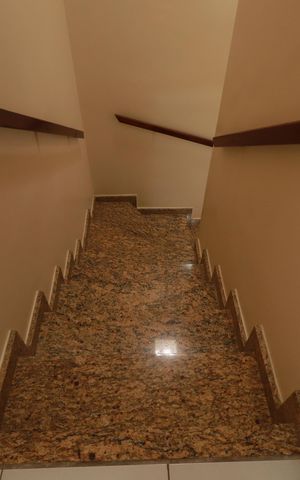 Casa à venda com 239m², 3 quartos e 3 vagasEscada