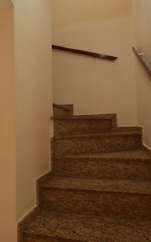 Casa à venda com 239m², 3 quartos e 3 vagasEscada