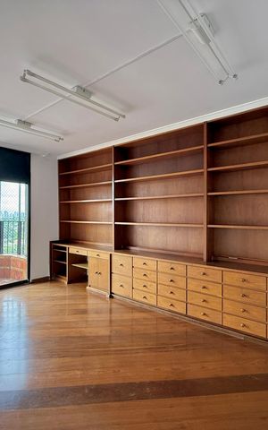 Apartamento à venda com 270m², 3 quartos e 4 vagas Apartamento à venda com 270m², 3 quartos e 4 vagasEscritório