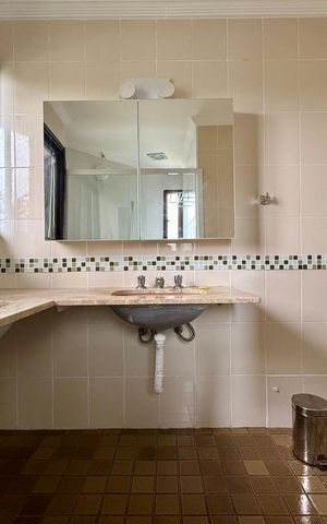Apartamento à venda com 270m², 3 quartos e 4 vagas Apartamento à venda com 270m², 3 quartos e 4 vagasBanheiro Suíte
