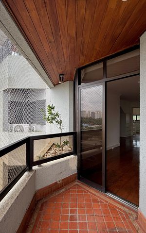 Apartamento à venda com 270m², 3 quartos e 4 vagas Apartamento à venda com 270m², 3 quartos e 4 vagasSacada