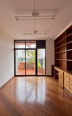 Apartamento à venda com 270m², 3 quartos e 4 vagas Apartamento à venda com 270m², 3 quartos e 4 vagasEscritório