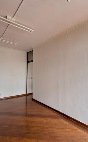 Apartamento à venda com 270m², 3 quartos e 4 vagas Apartamento à venda com 270m², 3 quartos e 4 vagasEscritório