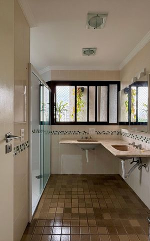 Apartamento à venda com 270m², 3 quartos e 4 vagas Apartamento à venda com 270m², 3 quartos e 4 vagasBanheiro Suíte