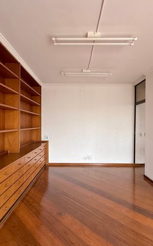 Apartamento à venda com 270m², 3 quartos e 4 vagas Apartamento à venda com 270m², 3 quartos e 4 vagasEscritório